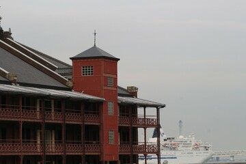 Fototapeta na wymiar rotes Backsteingebäude an einem Hafen in Japan
