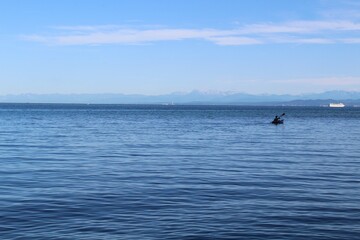 Obraz premium kleines Kajak im Meer mit blauem Himmel 