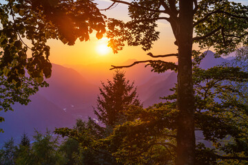 Fototapeta na wymiar Epic sunset in the mountain valley.