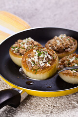 Cebola recheada e assada