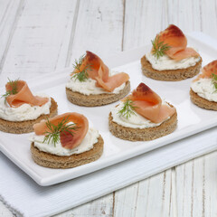 atio de p&atilde;o org&acirc;nico com ricota e presunto cru