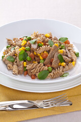 Macarr&atilde;o com legumes org&acirc;nicos e iscas de carne