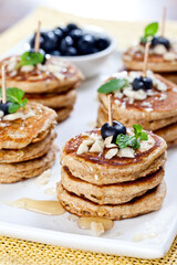 Mini panqueca com mel, mirtillo e castanha do Par&aacute;