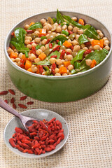 Salada de gr&atilde;o de bico com legumes org&acirc;nicos 