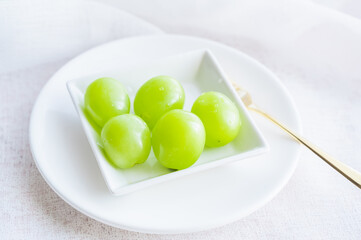 白い皿に入ったシャインマスカット