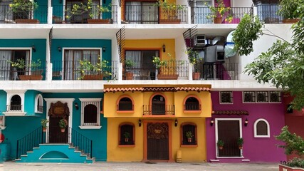 Fachada de edifico mexicano colorida