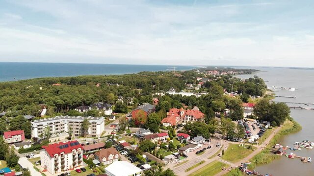 Mielno. Widok z drona na Bałtyk i Jezioro Jamno