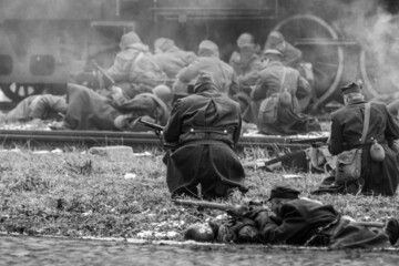 Rekonstrukcja historyczna bitwy z 1945 roku - nacierające odziały wojsk rosyjskich i polskich - obrazy, fototapety, plakaty