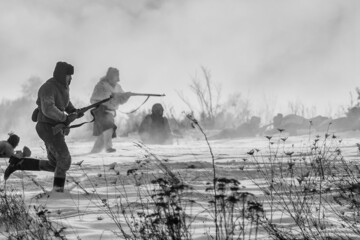 Rekonstrukcja historyczna przełamania frontu zimą 1945 - nacierające w niesprzyjających warunkach atmosferycznych wojska rosyjskie