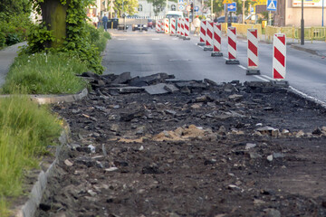Remont nawierzchni drogi - widoczne usuwanie starej warstwy asfaltowej