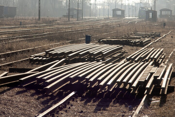 Zdemontowane stalowe części torowiska kolejowego