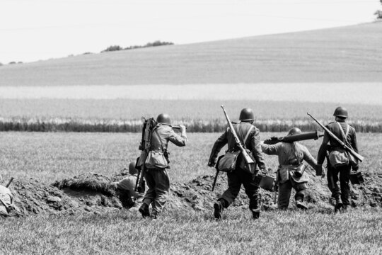 rekonstrukcja historyczna 1939 rok żołnierze wojsk polskich transportujący na pozycję  ciężki karabin maszynowy