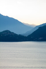Obraz premium misty sunset at beautiful lake como in Italy