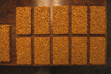Typical Mexican sweets, called palanquetas, are made with peanuts and brown sugar.
Put on tables to...