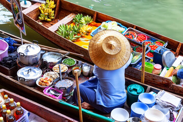 Naklejka premium Traditional floating market in Damnoen Saduak near Bangkok. Thailand