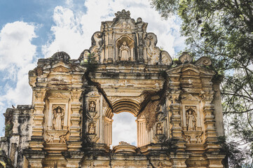 Obraz premium Iglesia católica de frente en ruinas 
