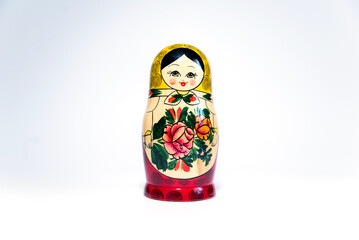 Muñeca matryoshka con motivos florales sobre un fondo blanco