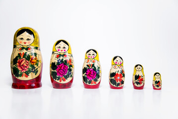 Varias muñecas matryoshka con motivos florales sobre un fondo blanco