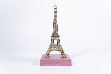 Fototapeta na wymiar Estatuilla dorada de la Torre Eiffel. Recuerdo souvenir de París, Francia.