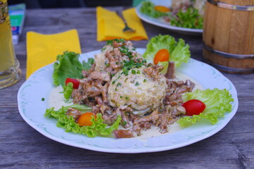 Knödel mit Pfifferlinge