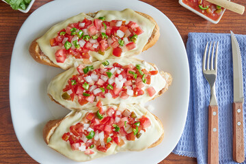 Molletes, típica comida mexicana con salsa pico de gallo, frijoles y queso manchego para el desayuno o comida.