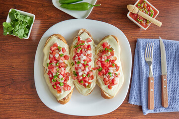 Molletes, típica comida mexicana con salsa pico de gallo, frijoles y queso manchego para el desayuno o comida.