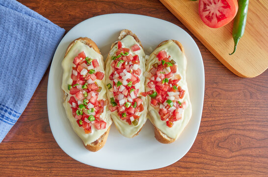 Molletes, t&iacute;pica comida mexicana con salsa pico de gallo, frijoles y queso manchego para el desayuno o comida.
