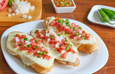 Molletes, típica comida mexicana con salsa pico de gallo, frijoles y queso manchego para el desayuno o comida.