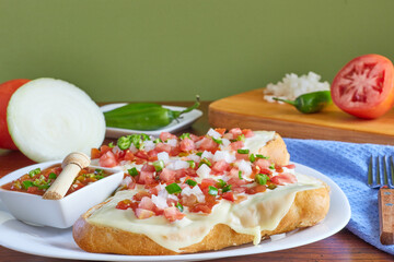 Molletes, típica comida mexicana con salsa pico de gallo, frijoles y queso manchego para el desayuno o comida.