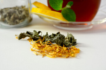 suszone zioła, suszona mięta i płatki nagietka, ziołowa herbata, tea with mint and lemon, dried mint and marigold petals,  © kateej