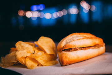 Montadito de lomo con patatas.