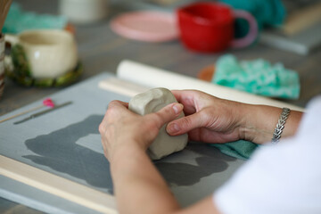 Master class on sculpting dishes (plates, cups) from clay.