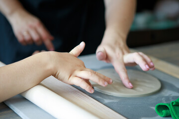 Master class on sculpting dishes (plates, cups) from clay.
