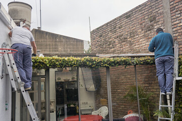 dos hombres instalando boyero electrico