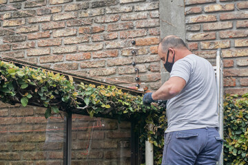 instalador trabajando en cerco electrificado