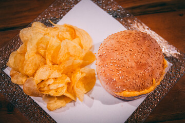 Hamburguesa con patatas.