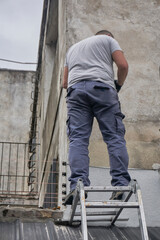 tecnico trabajando sobre escalera