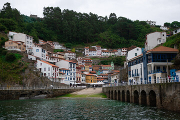 Fototapeta na wymiar Comillas, un bonito pueblo pescador de Asturias. Muy colorido y construido sobre la ladera de la montaña a pie de mar.