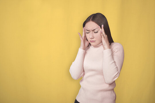 Mujer joven con dolor de vista