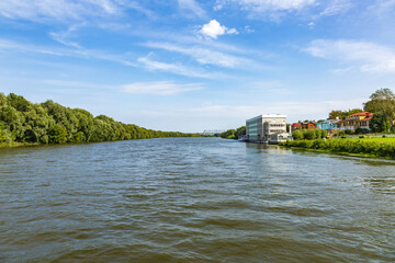Obraz premium River landscape with bright green trees on a sunny summer day