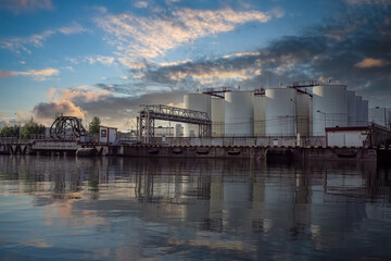 Obraz premium Industrial landscape with a view of a refinery for processing petroleum products