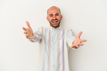 Naklejka premium Young bald man isolated on white background feels confident giving a hug to the camera.