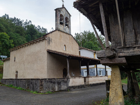 Vistas de la Iglesia de San Juli&aacute;n y su campanario desde el h&oacute;rreo de enfrente, en Vi&ntilde;on, pueblo de Cantabria, Espa&ntilde;a, verano de 2020
