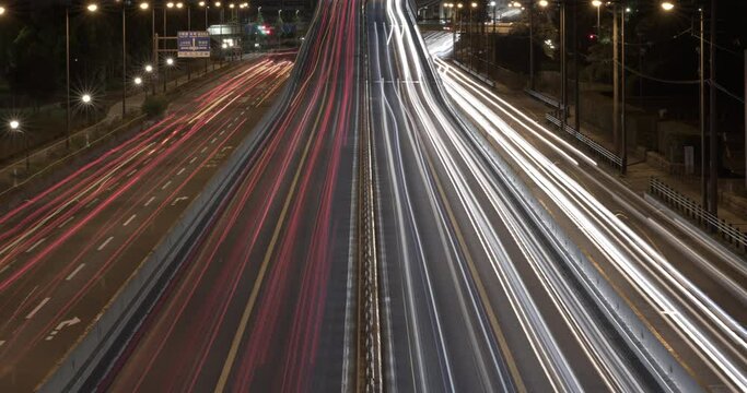 タイムラプス - 夜の高速道路の光跡 長時間露光 FIX