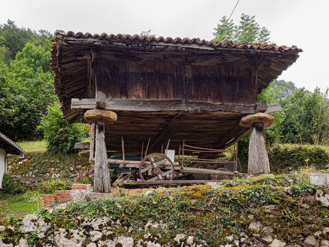 Construcci&oacute;n t&iacute;pica llamada h&oacute;rreo usada para guardar los cereales a salvo de ratones o humedades, en el pueblo de Cazo, en Cantabria, Espa&ntilde;a, verano de 2020