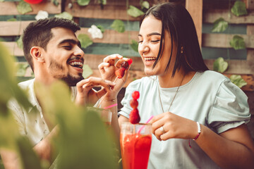 pareja de jovenes disfrutando una tarde de comida en un restaurante  rustico