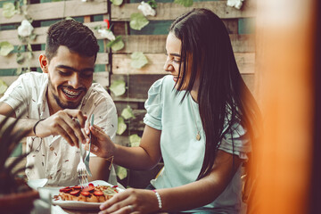 pareja de jovenes disfrutando una tarde de comida en un restaurante  rustico