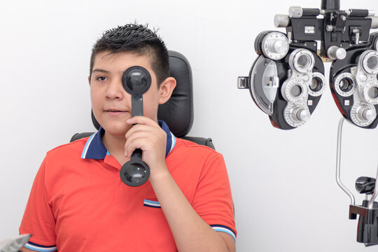 Vision problems in children and adolescents. Young performs a medical examination to determine its affectation by prolonged exposure to screens. The ophthalmologist directs the eye exam.