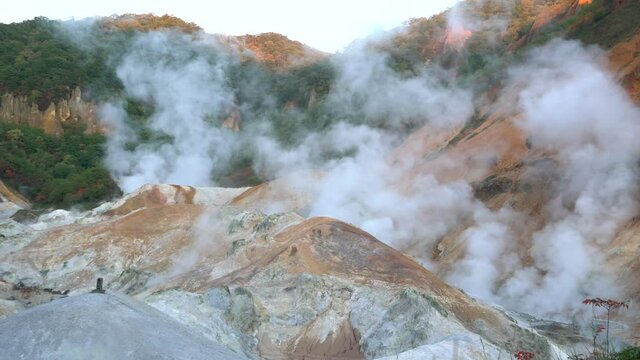 北海道の温泉地　登別温泉の地獄谷から湯煙りが上がる風景