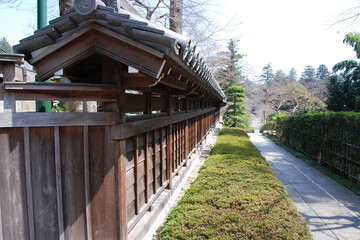 日本家屋の板塀と塀瓦